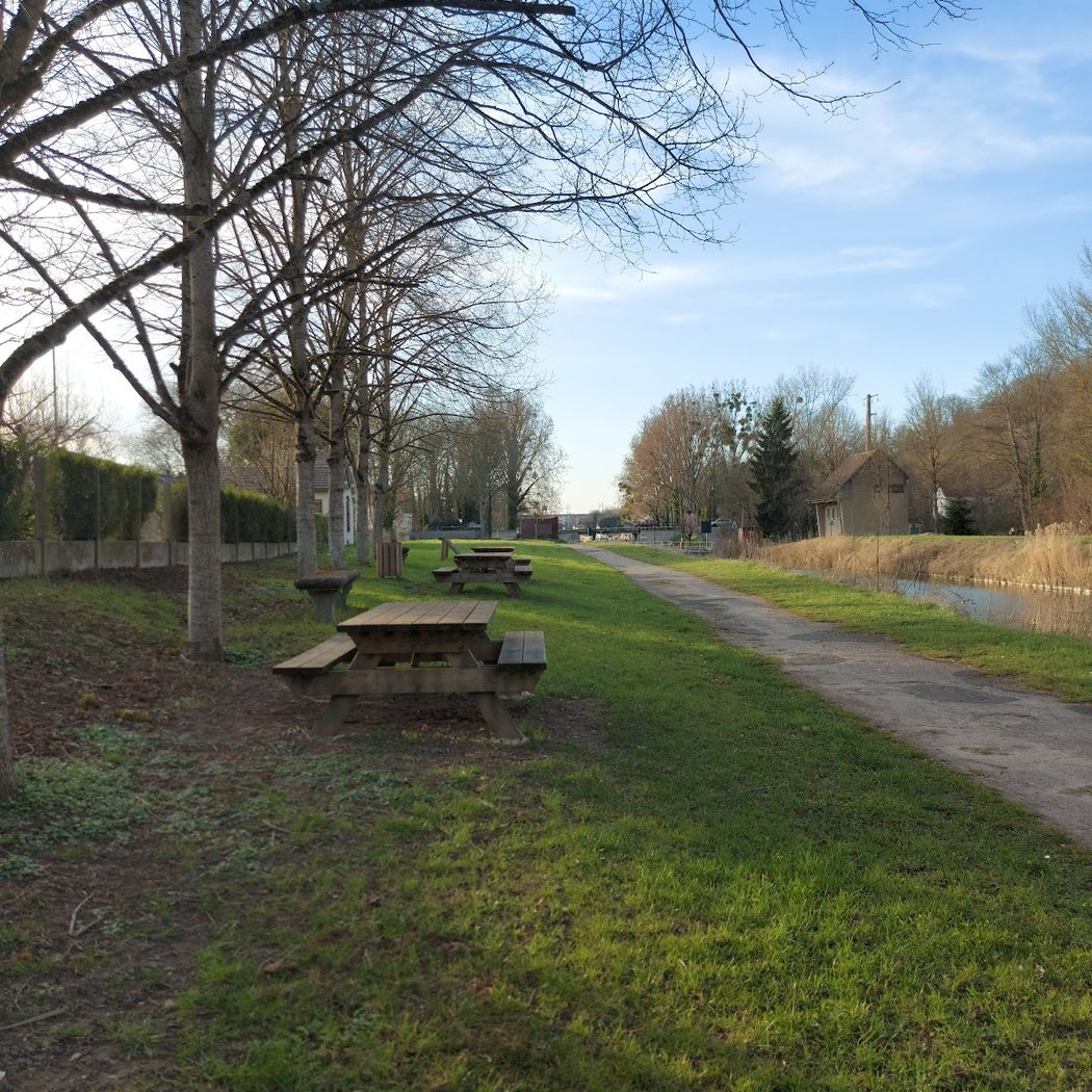 Tables de pique-nique - Canal du Loing 1
